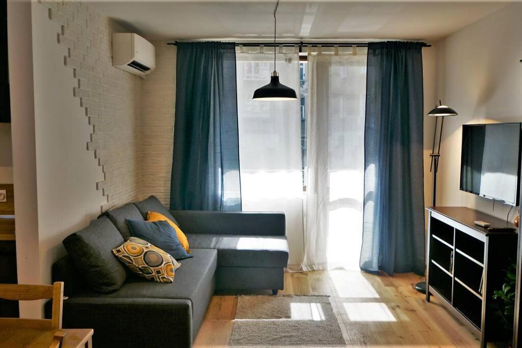 Centrally Located , Brand New, Cozy With Parking Διαμέρισμα *